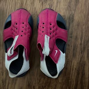 Nike Kids Sandals in Pink and White